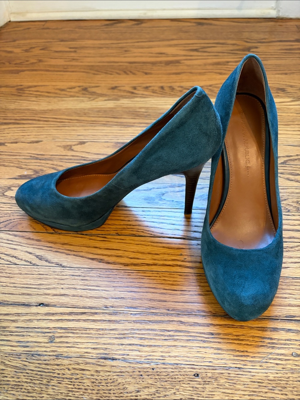 Banana Republic Teal Suede Pumps with low platform, size 8.5. Worn twice - Picture 3 of 11